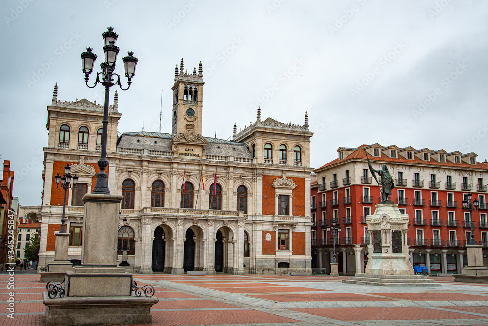 Fototapeta premium Plaza mayor de Valladolid con el Ayuntamiento en España 