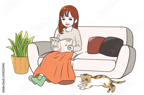 リビングで猫とくつろぐ女性
