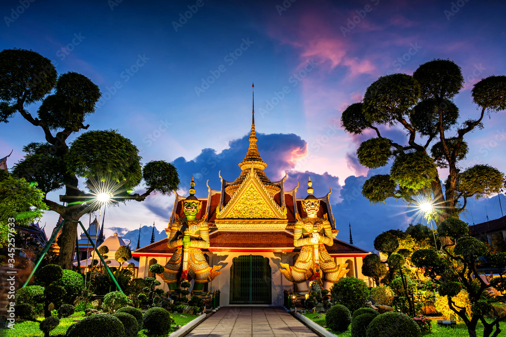 Fototapeta Świątynia Wat Arun o zachodzie słońca w Bangkoku w Tajlandii. Wat Arun to świątynia buddyjska w dzielnicy Bangkok Yai w Bangkoku, Tajlandia, Wat Arun jest jednym z najbardziej znanych zabytków Tajlandii.