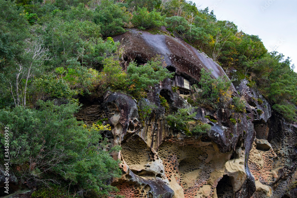 高池の虫喰岩