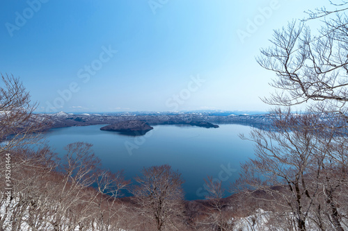 【青森県十和田湖】御鼻部山から眺める初春の十和田湖