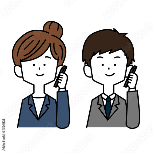 スマホで電話をかけるスーツを着た男女