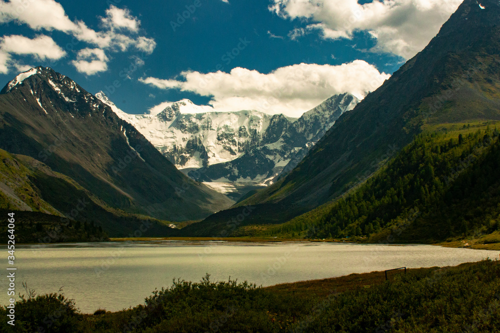 Obraz premium lake and mountains