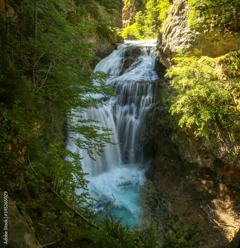 Cascadas de la Cueva   r  o Arazas  en el valle de Ordesa  Huesca  Espa  a