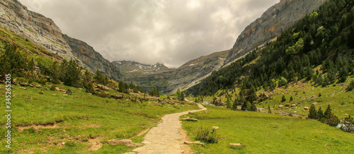Платно Sendero y vista panorámica del hermoso valle de Ordesa en los Pirineos, Huesca, España