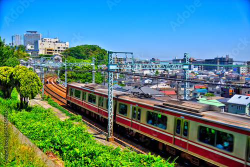 【神奈川】京急列車と横須賀都市風景