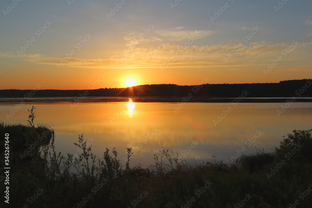 Wschód słońca nad lasem