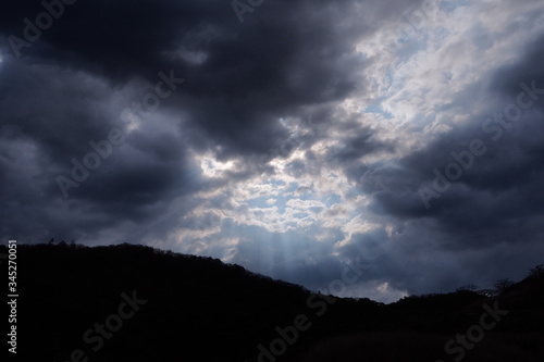 雲の隙間から差し込む光
