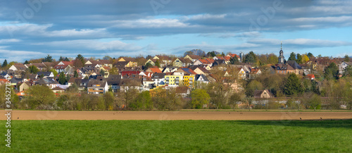 Der Frankfurter Stadtteil Berkersheim im Sonnenlicht
