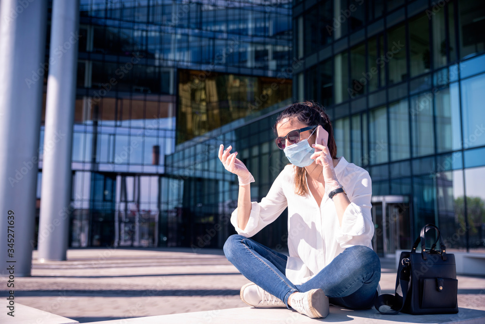 Fototapeta premium Businesswoman wearing face mask during coronavirus pandemic in the city