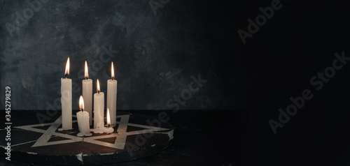 Slika na platnu Six burning candles and the Star of David against on a dark gray background wall