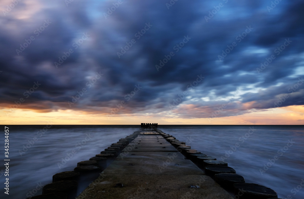 Zachód słońca na wybrzeżu Morza Bałtyckiego,Kołobrzeg,Polska.