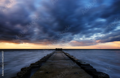 Zachód słońca na wybrzeżu Morza Bałtyckiego,Kołobrzeg,Polska.