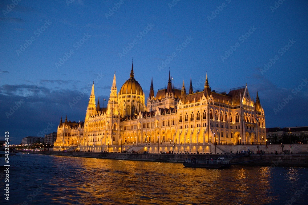 Naklejka premium Hungarian Parliament Building (Országház) on the Danube at sunset