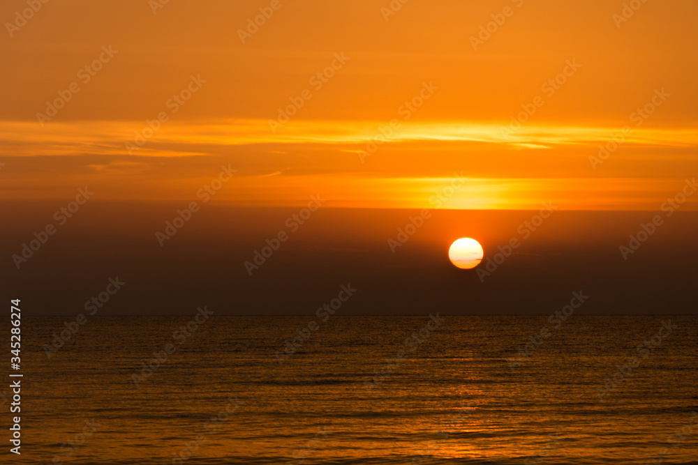 pomarańczowy letni zachód słońca nad morzem