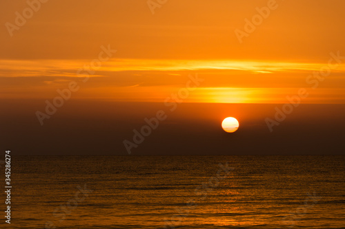 pomarańczowy letni zachód słońca nad morzem © szemisz