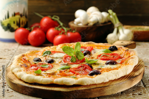 dieta mediterranea Pizza fatta in casa con insalata pomodori e pasta