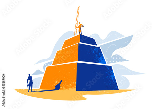 Un uomo sulla piramide con una scala e un uomo in fondo alla piramide che lo guarda. Concetto per scalata al successo