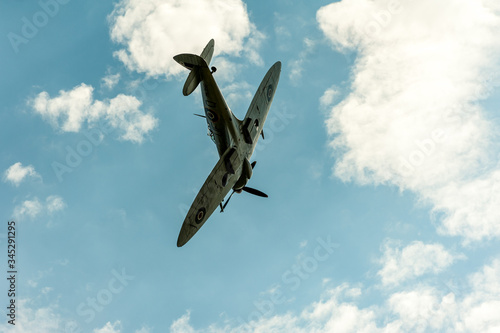Obraz na płótnie spitfire aeroplane flying in the sky