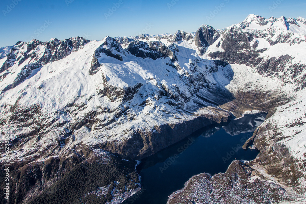 Obraz premium lake surrounded by mountains