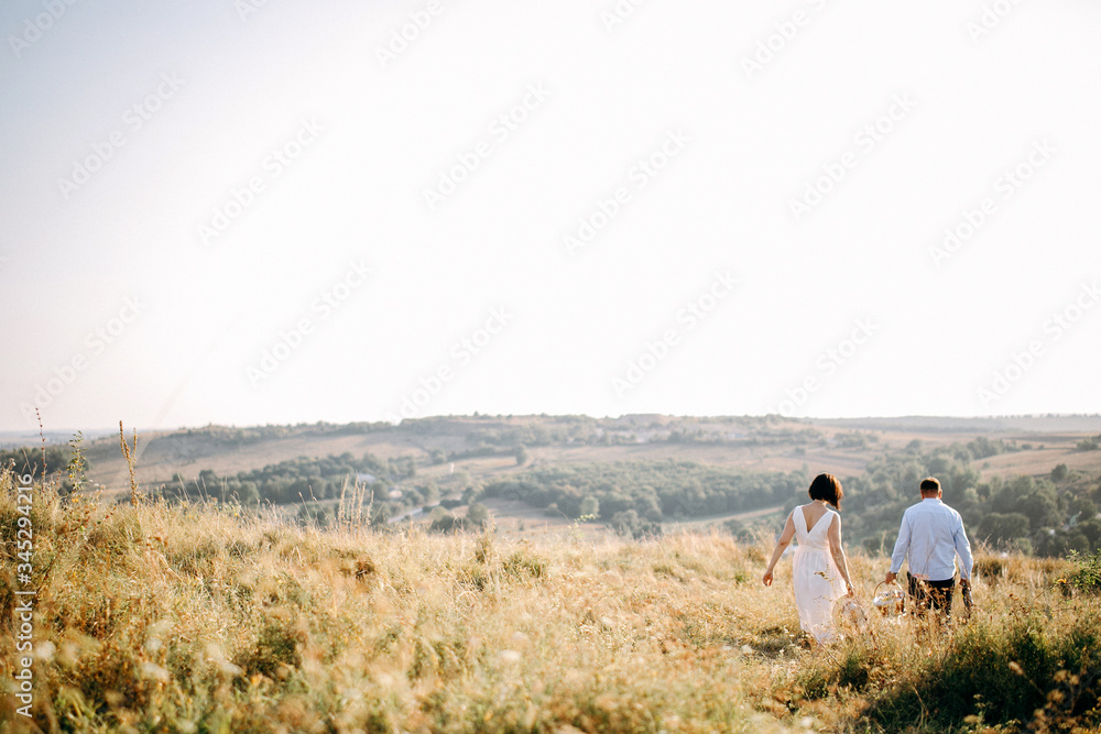 Obraz premium Mature couple in mountains with picnic and wine