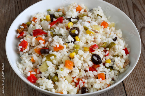 Insalata di riso con verdura mista. Cibo leggero ideale
per la dieta.