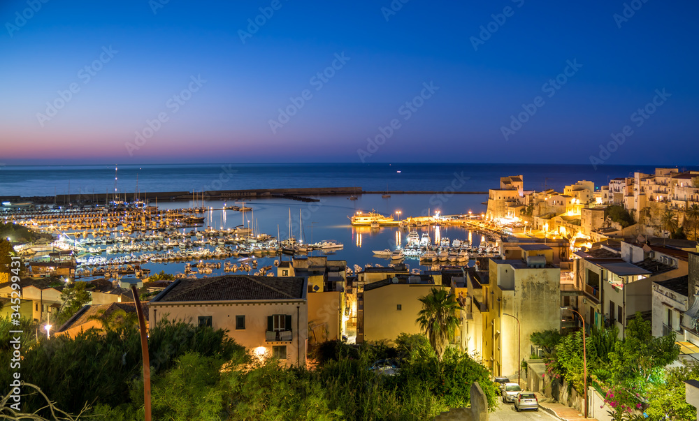 Obraz premium The blue hour from my grandmothers house