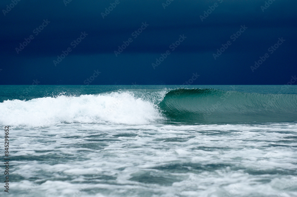 Obraz premium sea wave rolls ashore in a storm