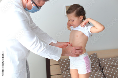 Canvas Print Doctor examining a little girl at home