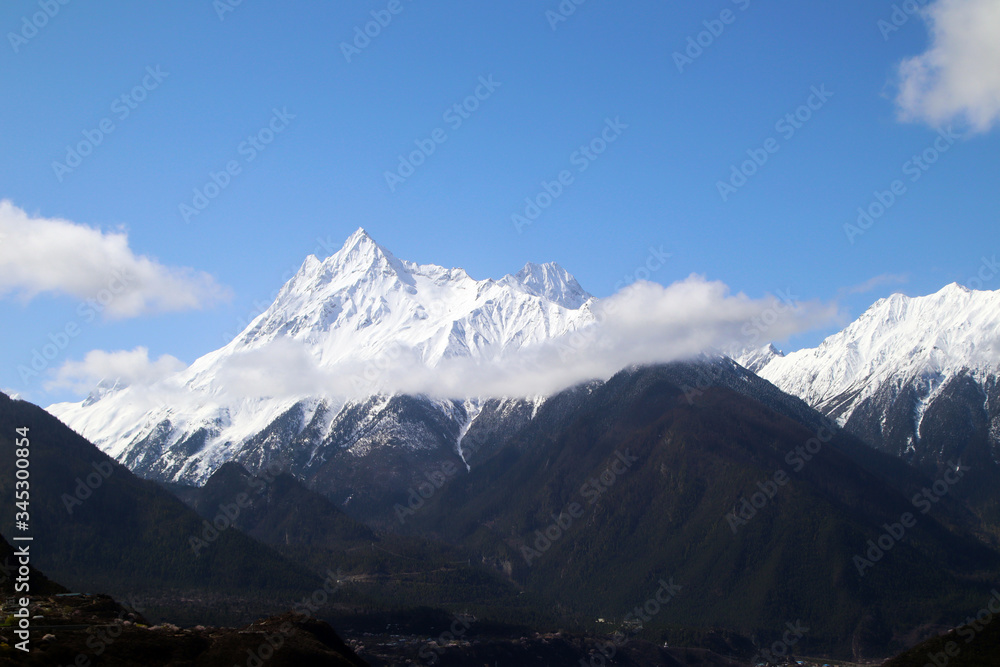 The Nanjiabawa Peak, which is hidden in the mountains and wild peach