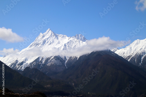 The Nanjiabawa Peak, which is hidden in the mountains and wild peach blossoms, is even more precipitous against the blue sky, white clouds, and green water!