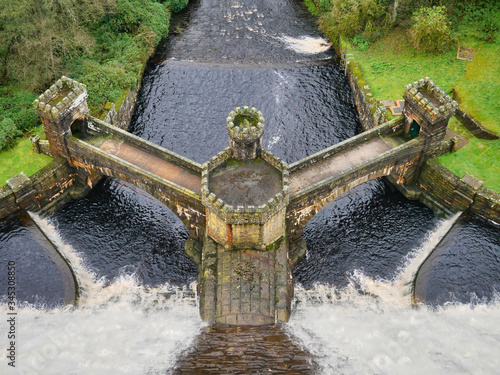 Φωτογραφία Water of the River Nidd spills over the 71m high stone dam of Scar House Reservoir in Nidderdale, Yorkshire, England, UK - the reservoir was built between 1921 and 1936