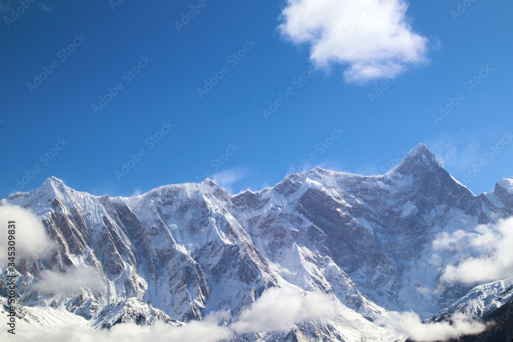 Nanga Bawa Peak, snowy mountains, blue sky, white clouds, folk houses and wild peach blossoms in the mountains!