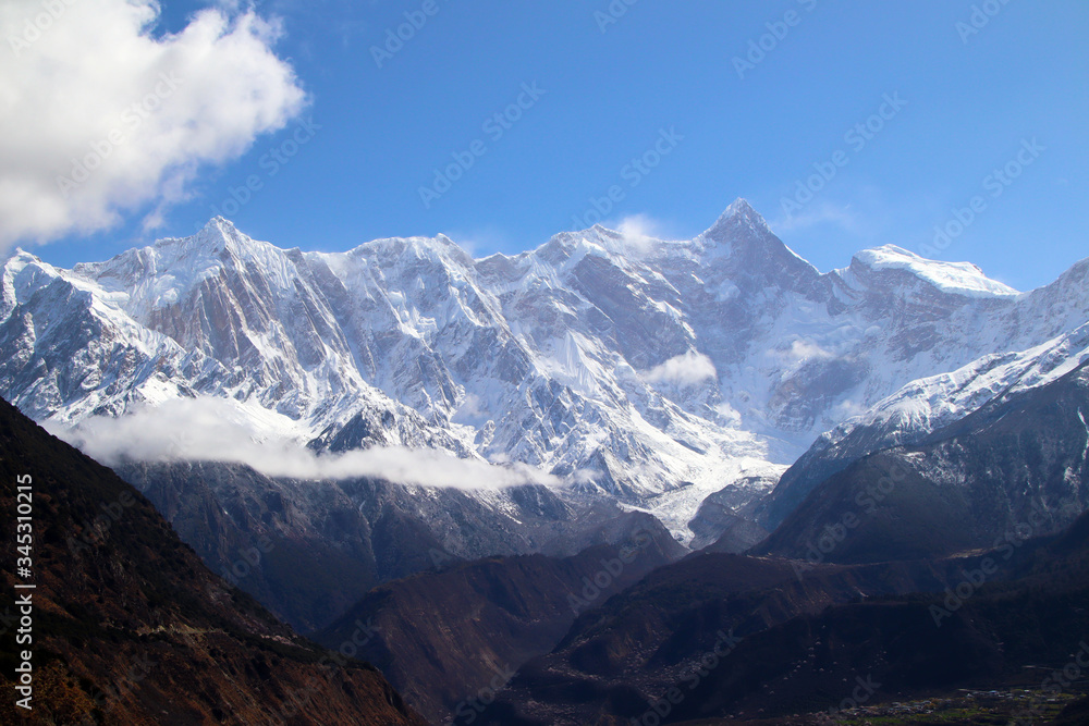 Nanga Bawa Peak, snowy mountains, blue sky, white clouds, folk houses and wild peach blossoms in the mountains! Nanga Bawa Peak, snowy mountains, blue sky, white clouds, folk houses and wild peach blossoms in the mountains!