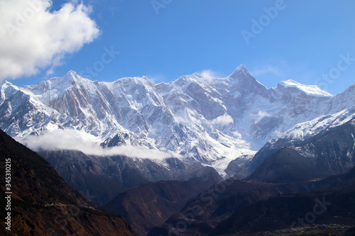 Nanga Bawa Peak, snowy mountains, blue sky, white clouds, folk houses and wild peach blossoms in the mountains!