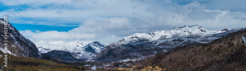Szczyty górskie w Hemsedal pokryte śniegiem w czasie zimy © Dreamnordno