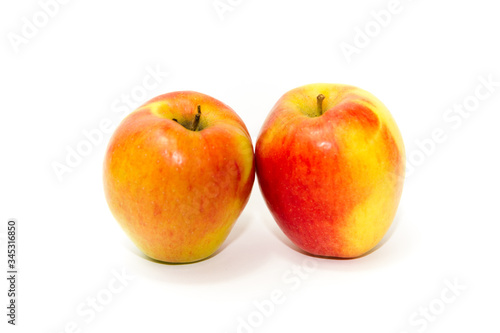Friche Reife Äpfel auf weißem hintergrund