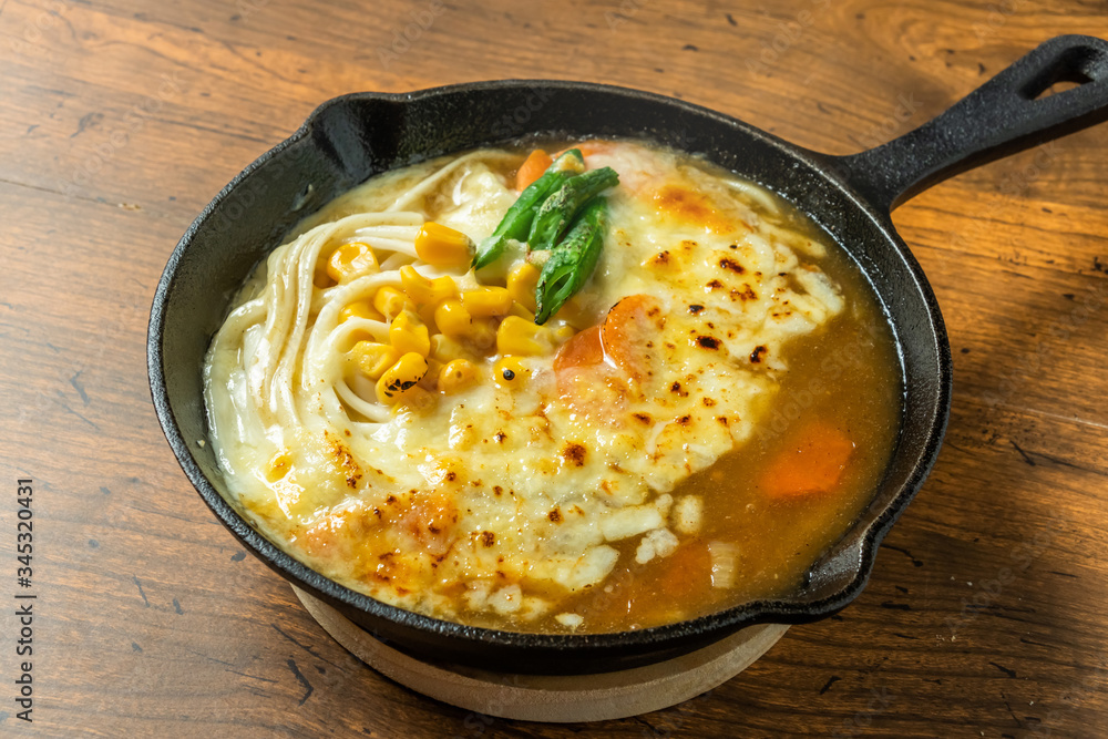 カレーうどん　Curry udon made in an iron pot