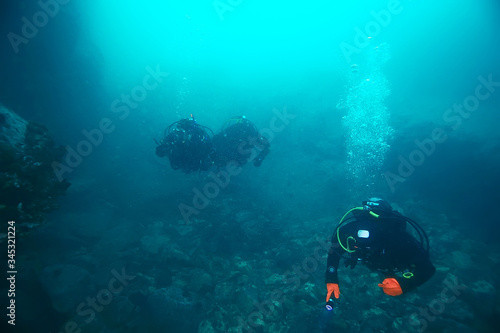 Wallpaper Mural group of divers in muddy poorly clear water, dangerous diving Torontodigital.ca