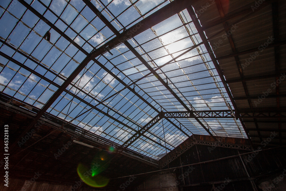 Fototapeta premium Verrière et structure de bâtiments abandonnés