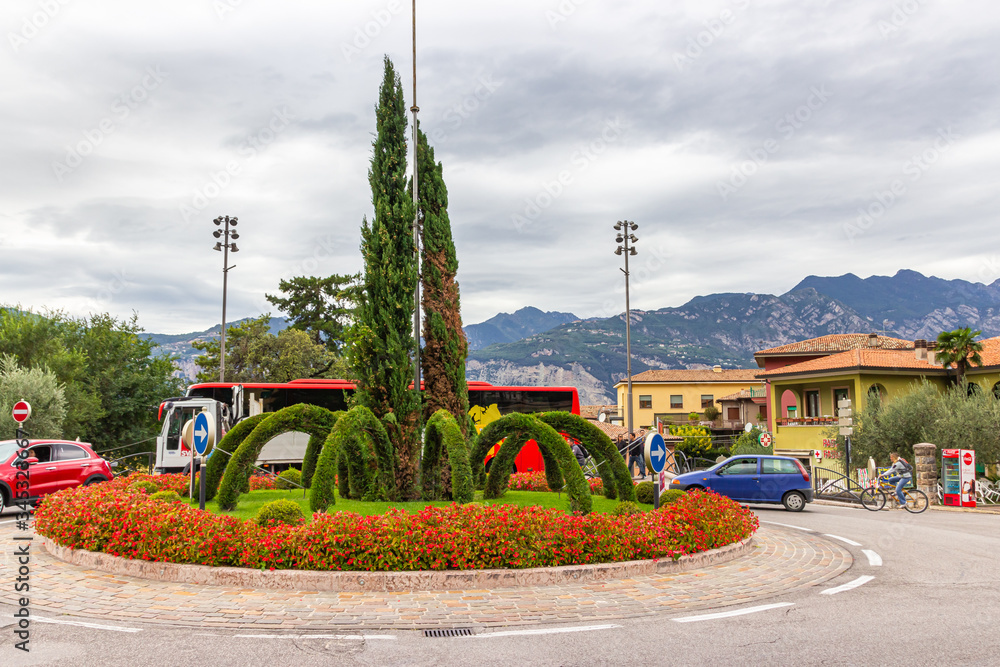 Obraz premium The central square of city Malcesine standing on the shore Lake Garda - Lago di Garda, in Veneto, northern Italy