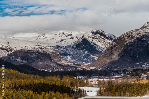 Szczyty g  rskie pokryte   niegiem w g  rach skandynawskich w miejscowo  ci Hemsedal w Norwegii