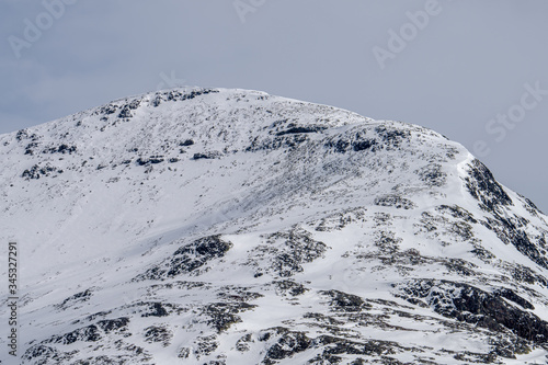 Szczyty górskie pokryte śniegiem w górach skandynawskich w miejscowości Hemsedal w Norwegii