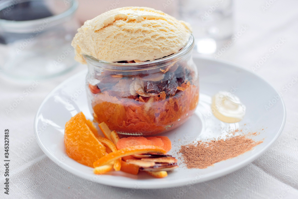 Glace au lait accompagné de carrottes à la cannelle et à l' orange Glace au lait accompagné de carrottes à la cannelle et à l' orange
