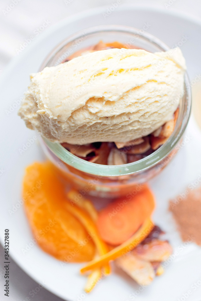 Glace au lait accompagné de carrottes à la cannelle et à l' orange Glace au lait accompagné de carrottes à la cannelle et à l' orange