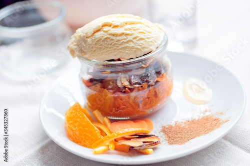 Glace au lait accompagné de carrottes à la cannelle et à l' orange