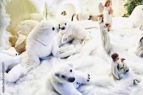 Décor de crèche de noel polaire féérique avec des ours polaires des phoques et des santons de provence photo