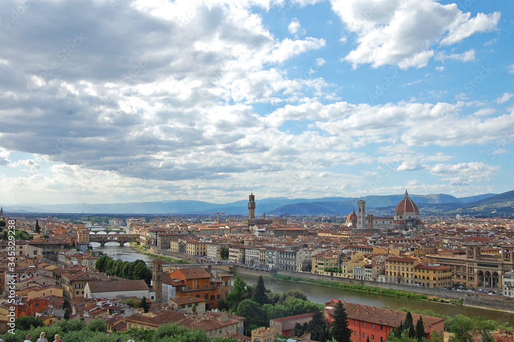 Panorámica de la ciudad Florencia desde lo alto. Se ve la Catedral y el Ponte Vecchio sobre el río Arno