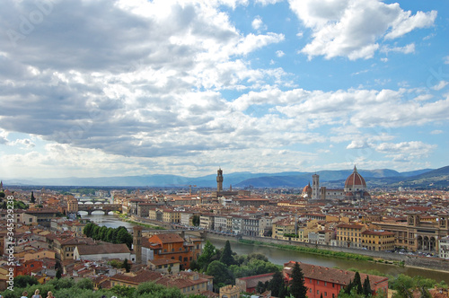 Panorámica de la ciudad Florencia desde lo alto. Se ve la Catedral y el Ponte Vecchio sobre el río Arno