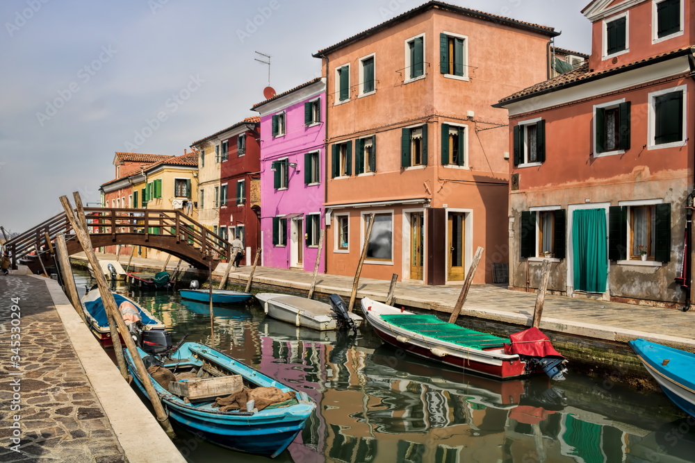 burano, italien - kanal mit holzbrücke in der altstadt